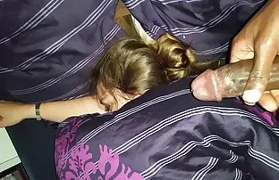 XXX بلند و باریک آنا نهفته برهنه بر کون بزرگ سفید روی نیمکت.
