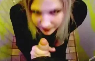 XXX سگ ماده, نوشیدن اسپرم از کونزن بزرگ شیشه و از لب های او.